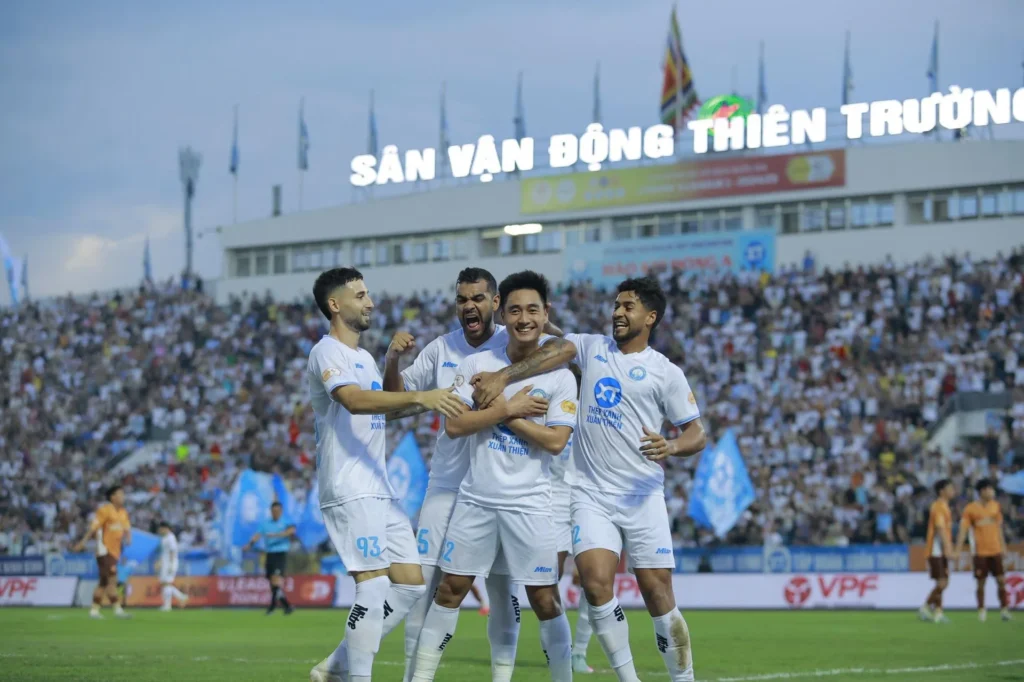 Văn Toàn, Tuấn Anh Ghi Bàn, HAGL Thảm Bại Trước Nam Định